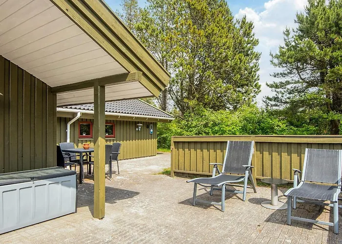 8 Person In Norre Nebel-by Traum